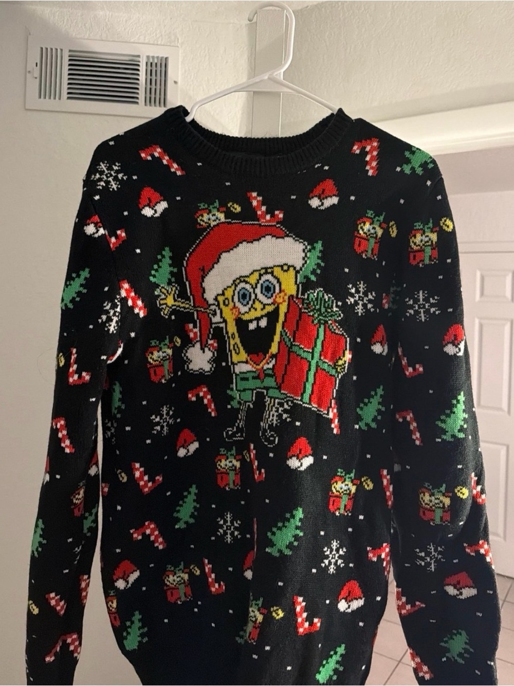 Nickelodeon SpongeBob SquarePants Christmas Sweater. Size Medium.